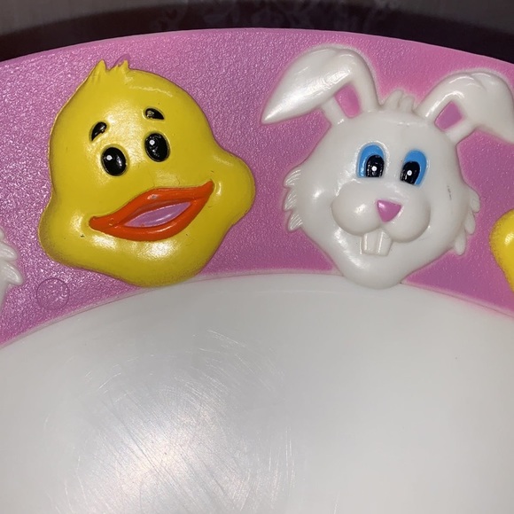 16" Vintage plastic Easter platter 3D bunnies & chick around lavender border - Picture 4 of 10